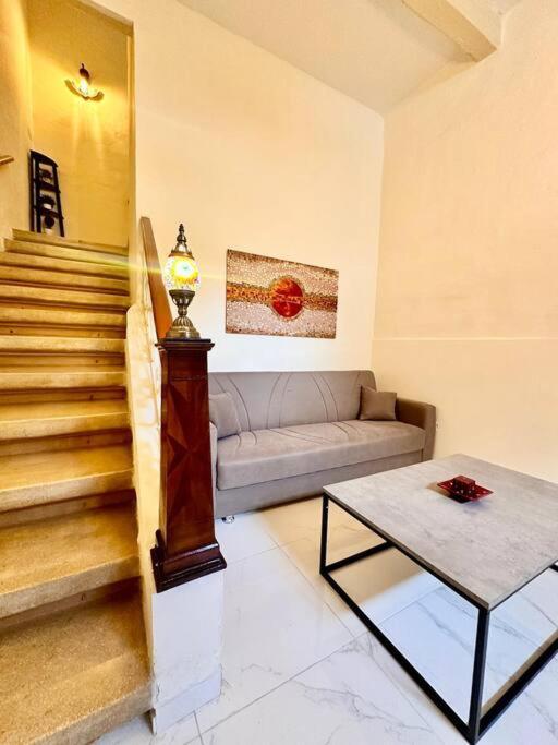 Charming Townhouse With Rooftop * Sliema