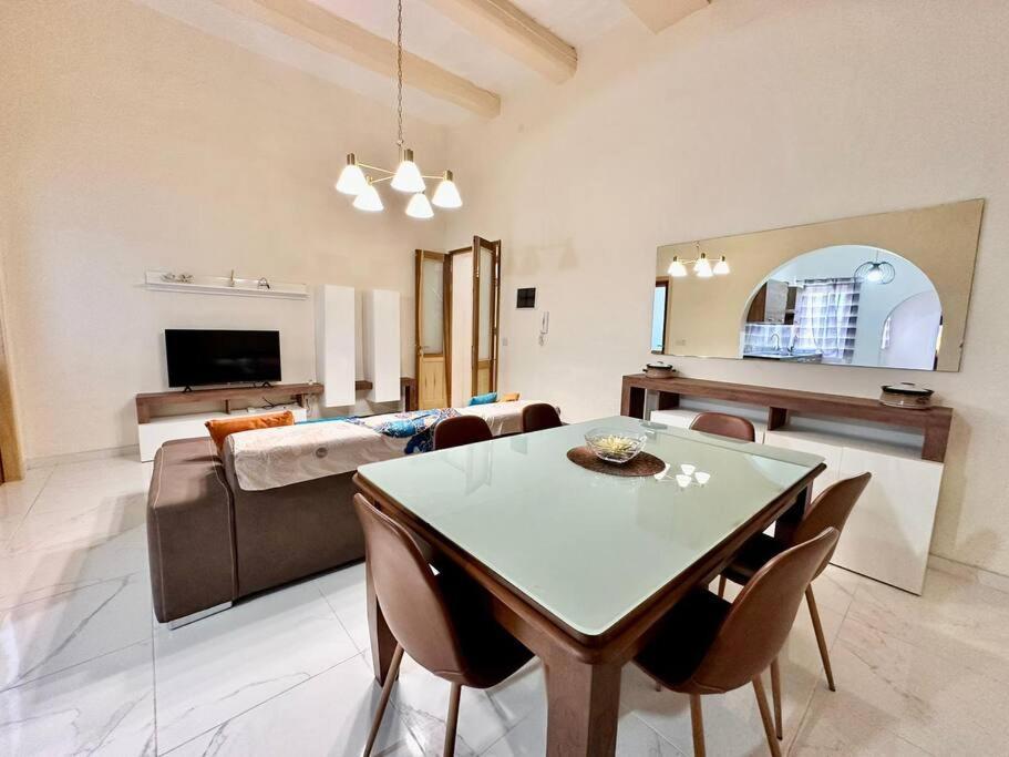 Charming Townhouse With Rooftop Apartment *