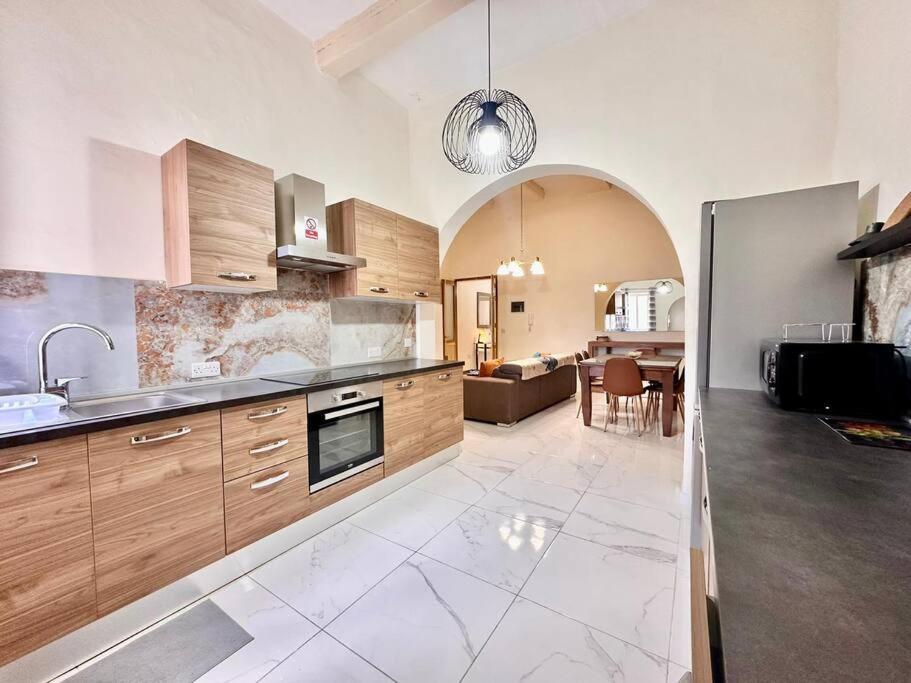 Apartment Charming Townhouse With Rooftop Sliema