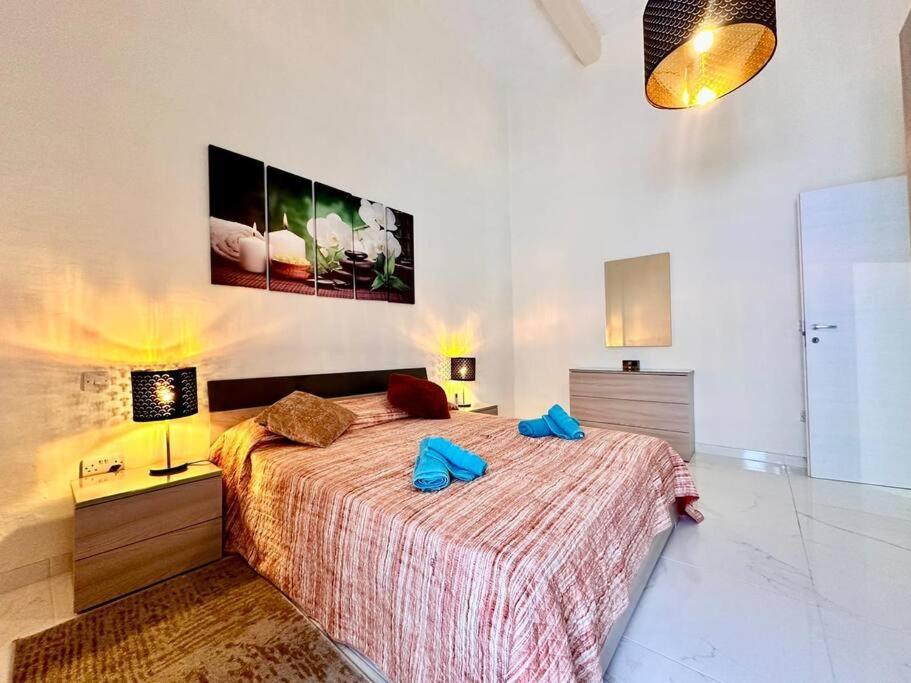 Charming Townhouse With Rooftop * Sliema