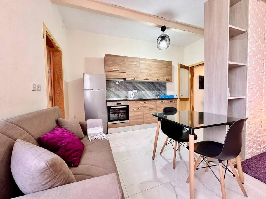 Charming Townhouse With Rooftop Apartament Sliema