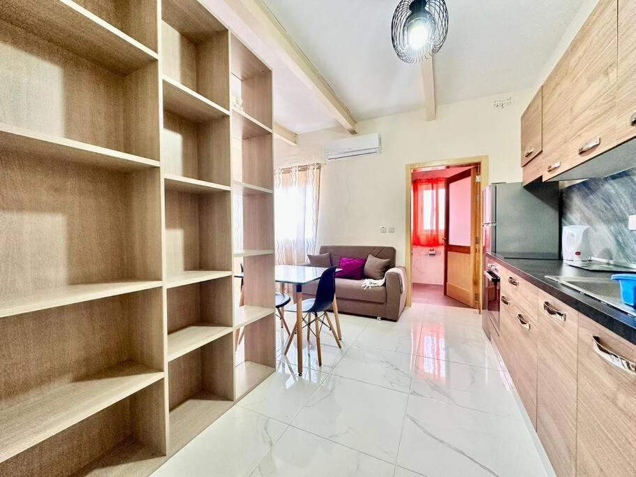 Charming Townhouse With Rooftop Apartament